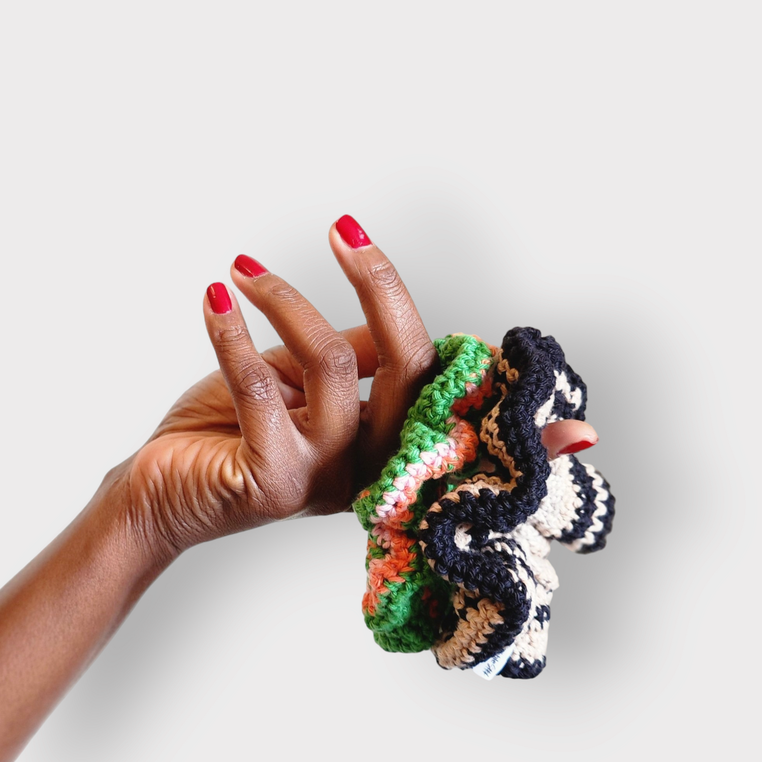 Scrunchie de crochet feito com fios de algoão reciclado